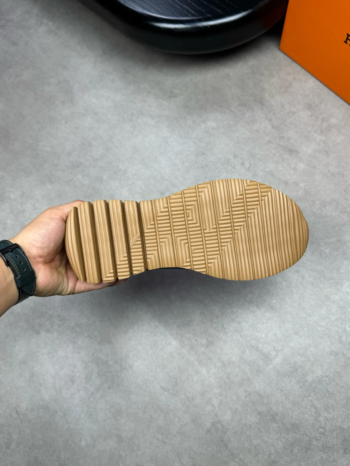 [HERMES] Hermes men's shoes 💰: 800💰 - High-end quality original items 🔍🔍🔍 casual sports shoes - Upper: 🔝 pebbled calfskin, suede calfskin, shoe body forged ´H´ totem, tongue webbing injection molded brand logo - Lining: brand canvas, foot pads; water-dyed cowhide -Outsole: Ultra-light T men's shoes 💰U foam; two-color molded outsole -Ultra-high quality control and fine workmanship: highlighted (high-end, extravagance, grade) -Size: 38-44 (45, can be customized)